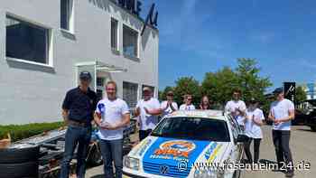 Martin Krisam überreicht Andreas Schlemmer den Pokal