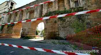 Roma, crolla una parte dell'arco di Porta Maggiore: chiuso il passaggio pedonale - ilmessaggero.it