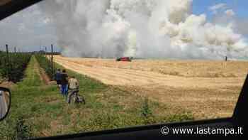 Maxi incendio in un campo di grano sulla provinciale Cuneo-Tarantasca - La Stampa