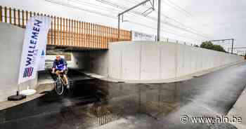 Fietsen kan nu ook over de Tinnenburgstraat en onder de spoorlijn Brugge-Roeselare - Het Laatste Nieuws