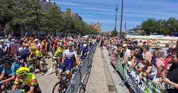 Massa volk geniet onder stralende zon van Elfstedenronde in Brugge: “Ideaal om handtekeningen van wielrenners te verzamelen” - Het Laatste Nieuws