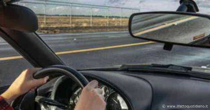 Guida una Smart a 12 anni, video virale su Tik Tok: 6 mila euro di multa ai genitori