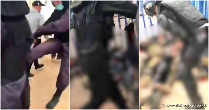 Calci, manganellate e spintoni: la violenza della polizia marocchina a Melilla sui migranti inermi per terra – Video