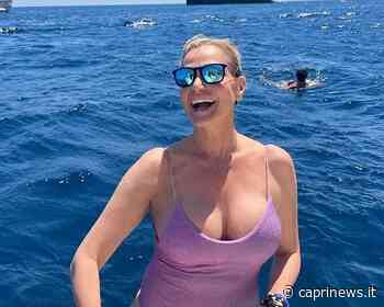 Simona Ventura a Capri tra mare e relax con il compagno, la vacanza finisce però con un inatteso fuoriprogramma - Capri News