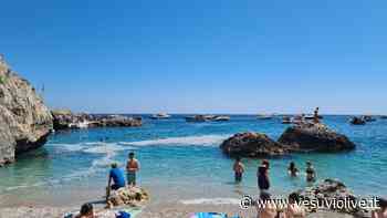 FOTO/Mare sporco a Capri, barche vicinissime alla costa: "Grazie a chi lo riduce così" - Vesuvio Live