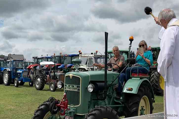 Normaal is het er doodkalm, maar nu ronkten meer dan 200 tractoren in Binderveld om gewijd te worden