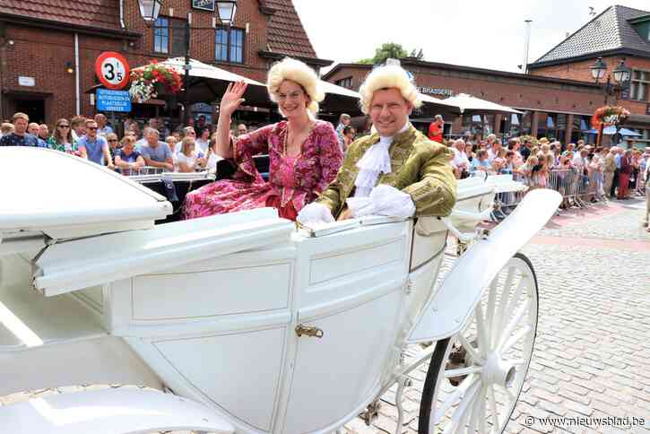 Markies Tony en markiezin Valentine aanschouwen dorp vanuit hun koets