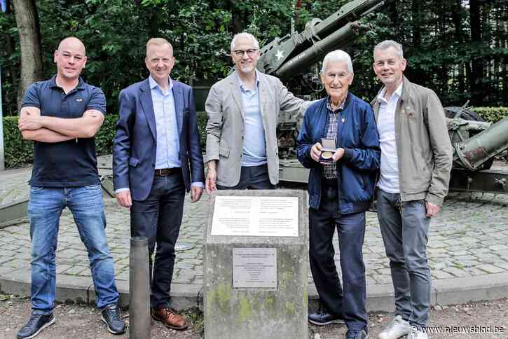John (83) bezoekt plaats waar zijn vader laatste dodelijke V-bom nét overleefde: “Hij heeft er de rest van zijn leven weinig over verteld”