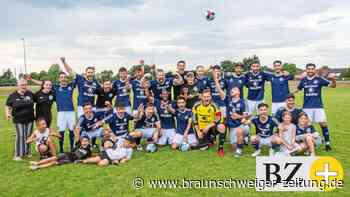 Der TSV Ehmen feiert den Pokaltitel