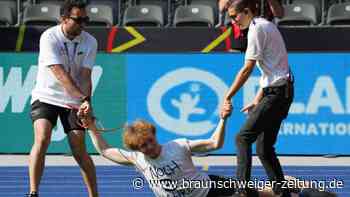 DM: Zwei Männer ketten sich an Hochsprung-Anlage an