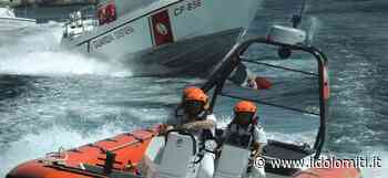 Lago di Garda, sorpresi dal maltempo mentre sono in barca: onde alte 2 metri e raffiche di vento oltre i 20 nodi. Turisti salvati dalla guardia costiera - il Dolomiti