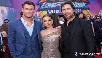 Chris Hemsworth, Christian Bale look dashing in picture with Natalie Portman - Geo News