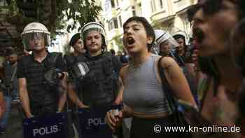 Demonstrierende regelrecht „gejagt“: Zahlreiche Festnahmen bei „Pride Parade“ in Istanbul