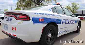 Police search for 2 male suspects following Brampton pharmacy robbery
