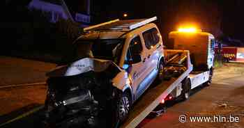 Bestuurder van bestelwagen botst frontaal tegen boom, passagier gewond naar ziekenhuis - Het Laatste Nieuws