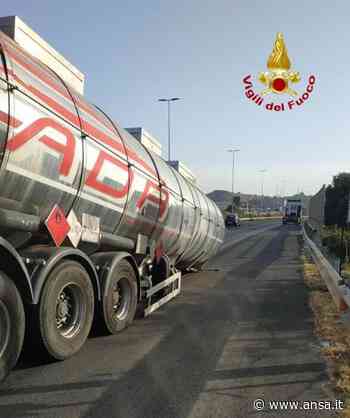 Cisterna con alcol benzilico si stacca da motrice a Catania - Agenzia ANSA