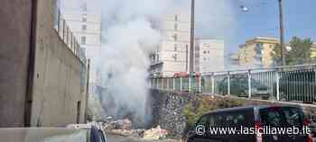 Rifiuti a fuoco, il fumo invade il centro di Catania - lasiciliaweb | Notizie di Sicilia