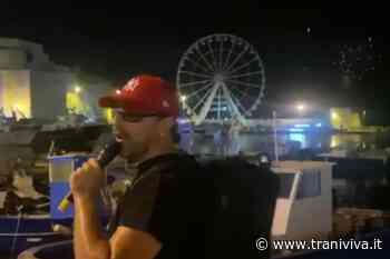 Metroman canta la sua "Soffro lo stress" sul porto:ed è boom di visualizzazioni sui social - TraniViva