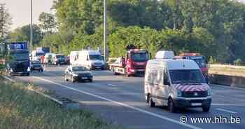 Linker- en middenrijstrook tijdlang versperd op E40 ter hoogte van Erpe-Mere door kettingbotsing - Het Laatste Nieuws