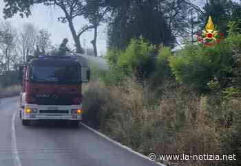 Fermo, a fuoco un campo di stoppie: lambiti due fabbricati - La Notizia.net