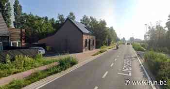 Sportwagen knalt door gevel - Het Laatste Nieuws