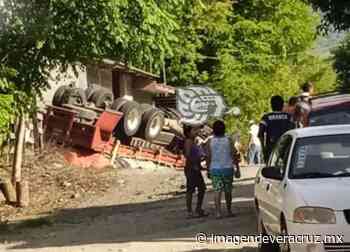 Vuelca camión materialista en carretera de Misantla - Imagen de Veracruz