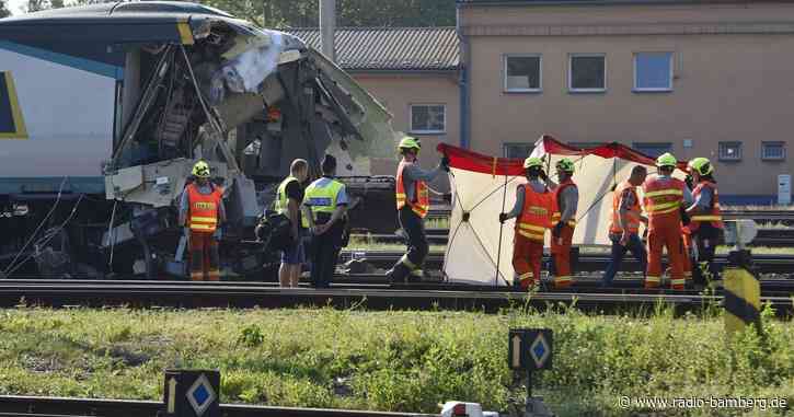 Zug kollidiert in Tschechien mit Rangierlok – ein Toter