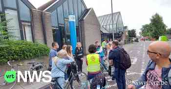 Zele fietst met werkzoekenden langs bedrijven met openstaande vacatures - VRT NWS