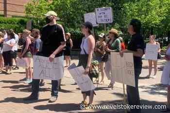 Dueling protests in downtown Kelowna Sunday following Roe v. Wade reversal – Revelstoke Review - Revelstoke Review