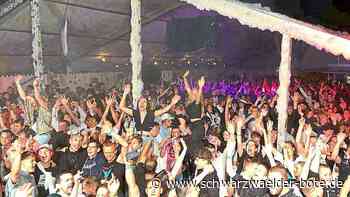 Nach zwei Jahren Pause: 1200 Gäste feiern  ausgelassen ihre  Schaumparty in Schönbronn