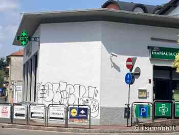 Saronno, graffiti sulla facciata della farmacia appena tinteggiata. L'amarezza dei saronnesi - ilSaronno