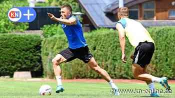 Trainer Marcel Rapp bringt die Profis von Holstein Kiel ins Schwitzen