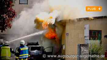 Auto mit Enkelin an Bord fängt Feuer - Großbrand entsteht