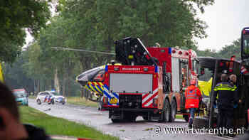 Vrachtwagen belandt tegen boom bij Schoonebeek, bestuurder bevrijd - RTV Drenthe