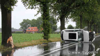 Auto slipt in regenbui en ramt boom bij Mariënheem - RTV Oost