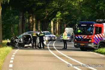 Auto tegen boom in Wellerlooi: bestuurder overleden - De Limburger