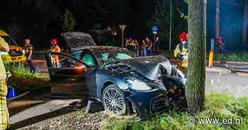 Porsche verwoest bij aanrijding tegen boom in Heeze, twee gewonden - Eindhovens Dagblad