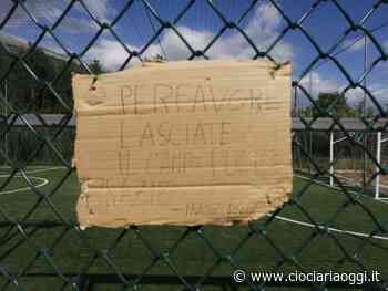 Il campetto nel degrado, il "fai da te" dei ragazzi del quartiere - ciociariaoggi.it