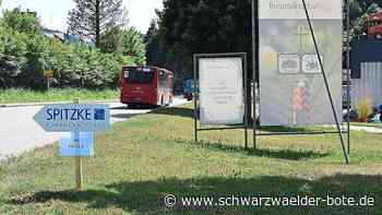 Sanierung Kinzigtalbahn - Schilder an der Straße für Bauarbeiter und Lieferanten - Schwarzwälder Bote