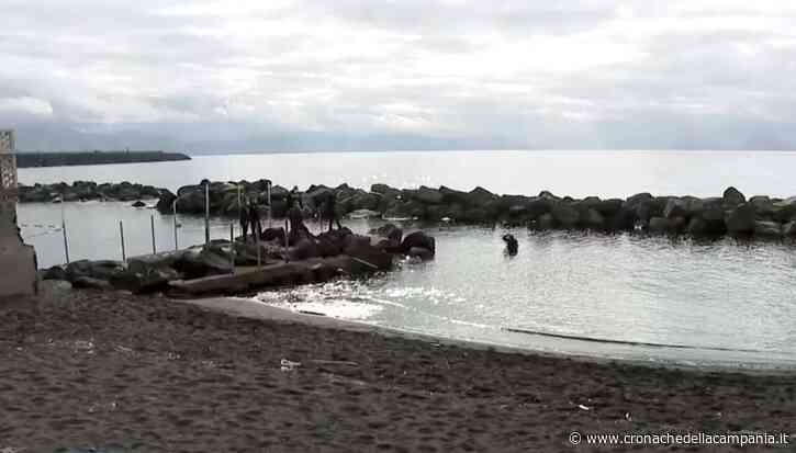 Torre del Greco, bimbo morto in spiaggia: non era annegato - Cronache Campania