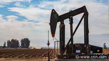 Fossil fuel industry cut jobs in 2021 despite growth in production, Energy Department reports
