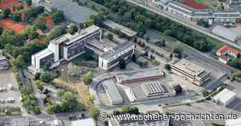 Sportparks Soers: Alle warten am alten Polizeipräsidium auf die Abrissbirne