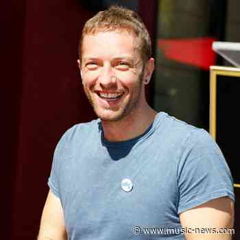 Chris Martin serenades couple at Bath pub