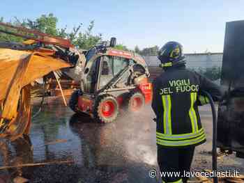 Grave incendio in una segheria di Canelli. Sul posto 6 squadre di vigili del fuoco [FOTO] - LaVoceDiAsti.it