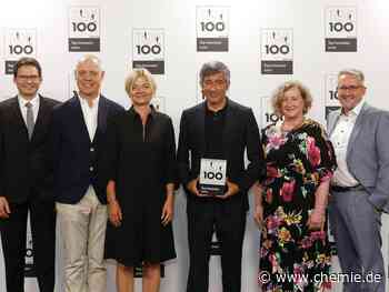 Ranga Yogeshwar gratuliert Peter Huber Kältemaschinenbau zum Sprung in die TOP 100