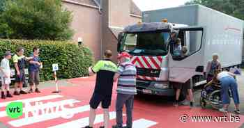 Politie Brasschaat geeft voor het eerst verkeerslessen aan volwassenen met mentale beperking - VRT NWS