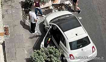 Cagliari, paura nel Corso: auto fuori controllo distrugge le fioriere di un locale - Casteddu Online