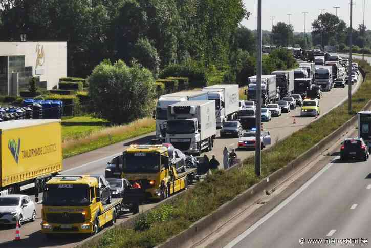 Verkeersellende na kettingbotsing op E17 in Lokeren: vijf voertuigen betrokken, twee gewonden