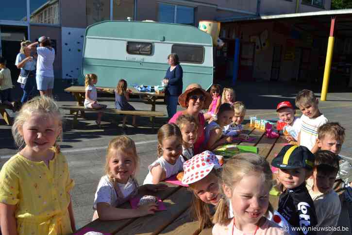 Handige juf ‘Patries’ trekt schooldeur achter zich dicht