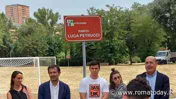Tra i palazzi Ater inaugurato un nuovo parco: “E’ dedicato a Luca Petrucci”
